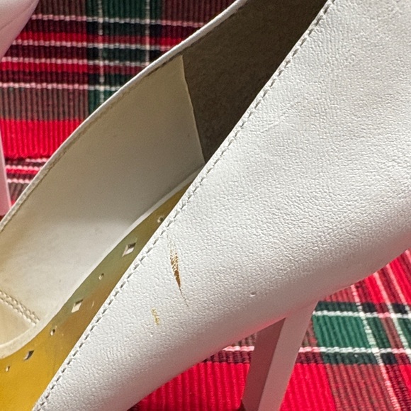 🖤BCBGirls White Heels with Gold Buckle🖤 - Picture 4 of 11